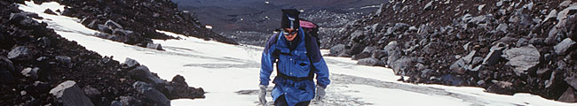 Bergsteiger beim Aufstieg auf einen Vulkan